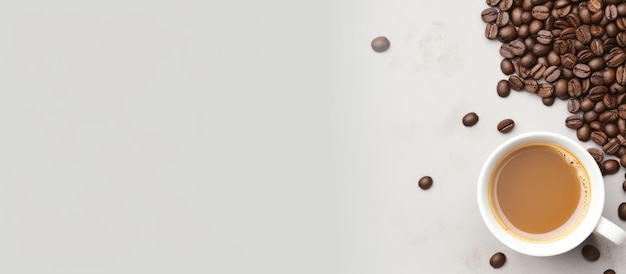 Foto vers gezette kop koffie met een stapel koffiebonen ernaast op een witte achtergrond