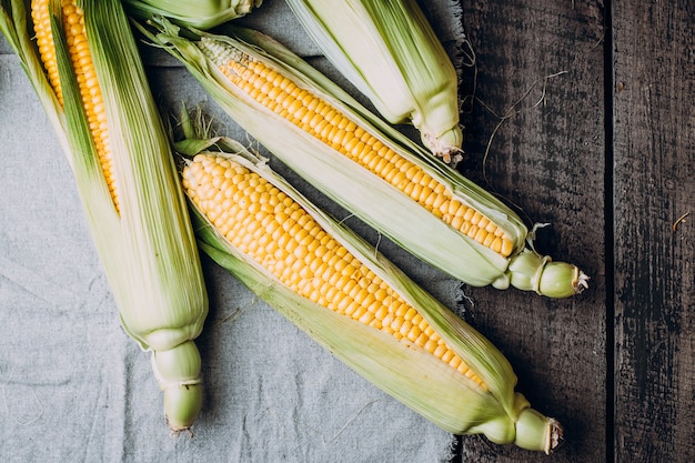 Vers graan op houten lijst backgriound. Rustieke stijl. Vegetarisch gezond voedsel. Bovenaanzicht