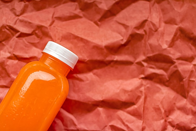 Vers grapefruitsap in milieuvriendelijke recyclebare plastic fles en verpakking van gezond drank- en voedselproductconcept