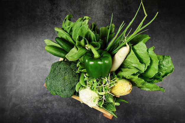 Vers groen fruit en groene groenten gemengd in houten kist te koop op de markt, bovenaanzicht verschillende voor gezond voedsel veganistisch koken / oogst groenten gezond voedsel selectie schoon eten gezondheid