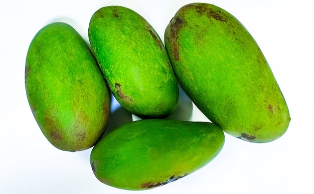 Vers groen mangofruit dat op witte achtergrond wordt geïsoleerd