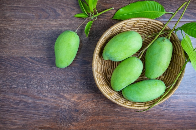 Vers groen mangofruit in een houten mand