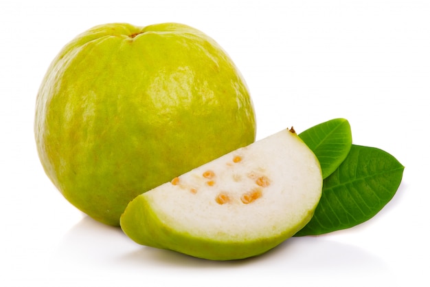 Vers guavefruit met bladeren en plakken geïsoleerd wit