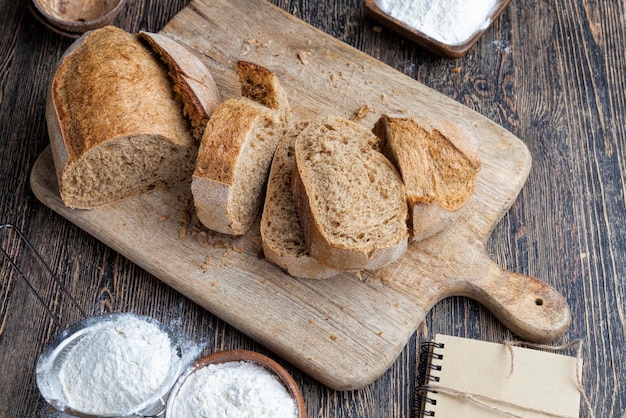 Vers heerlijk brood gemaakt van meel en andere natuurlijke ingrediënten zelfgebakken brood gebakken in de oven en klaar voor gebruik als voedsel