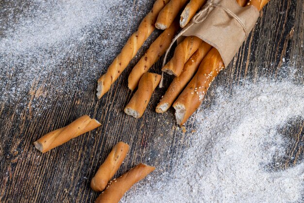 Vers heerlijk brood gemaakt van meel en andere natuurlijke producten