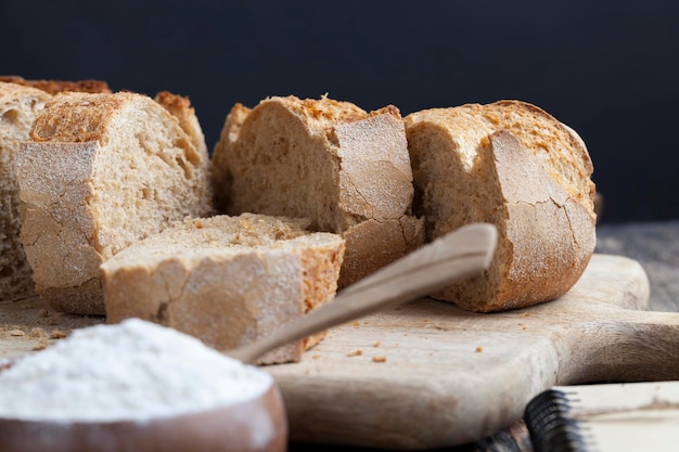 Vers heerlijk brood gemaakt van meel en andere natuurlijke producten