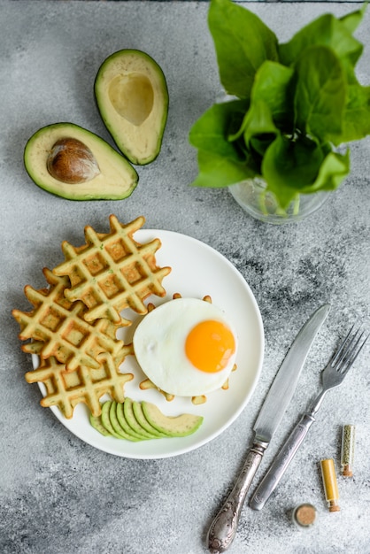 Vers heerlijk en voedzaam ontbijt met wafels met spinazie