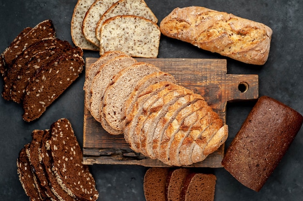 Vers heerlijk zelfgebakken brood met zaden