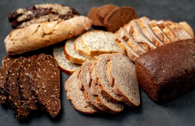 Vers heerlijk zelfgebakken brood met zaden