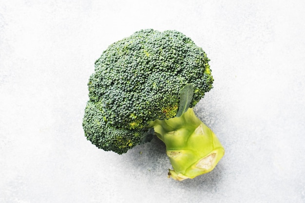 Vers hoofd van broccoli geïsoleerd op wit