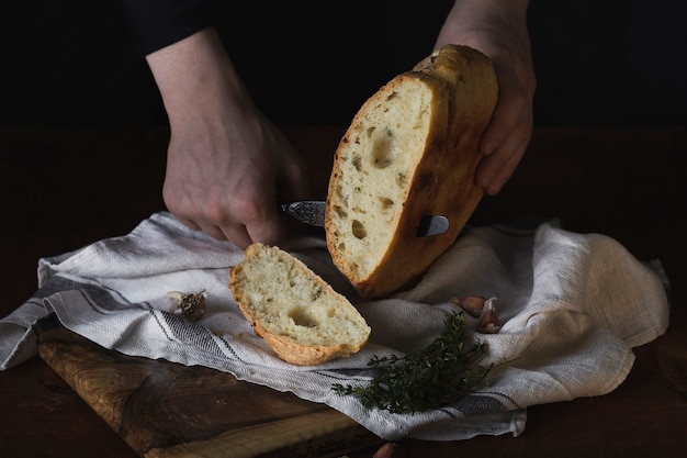 Vers huisgemaakt brood met tijm en knoflook