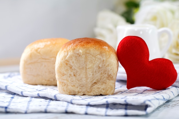 Foto vers huisgemaakt brood op witte lijstachtergrond met servet.