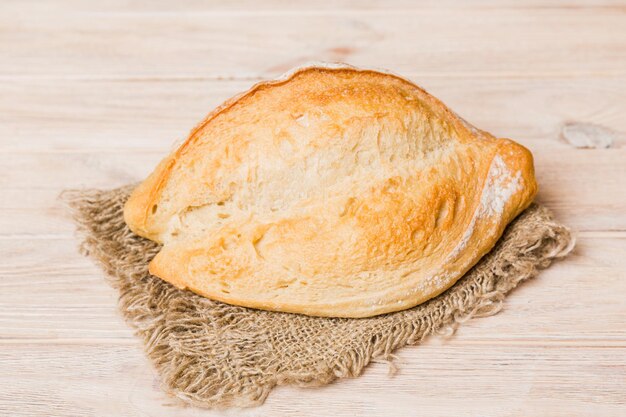 Vers huisgemaakt knapperig brood op servet bovenaanzicht gezond ongezuurd brood stokbrood bovenaanzicht bakkerijproducten