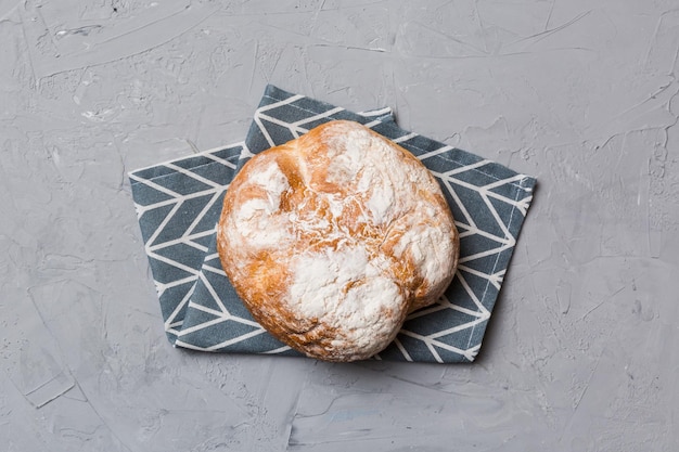 Vers huisgemaakt knapperig rond brood op servet bovenaanzicht Gezond ongezuurd brood Stokbrood Bovenaanzicht Bakkerijproducten