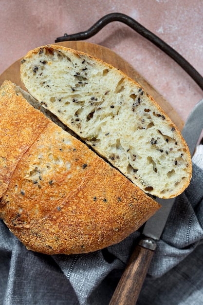 Vers huisgemaakt tarwe zuurdesembrood met pitjes