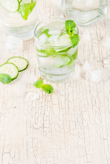 vers ijsdrankje, munt en komkommer doordrenkt met water, gezonde detox mojito-cocktail