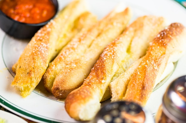 Vers Italiaans lookbrood gebakken in restaurant.