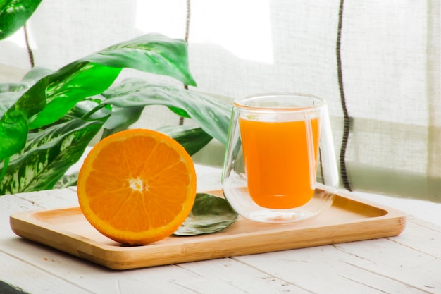 Vers jus d'orange in een glas