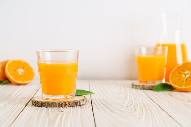 Vers jus d'orange op houten achtergrond