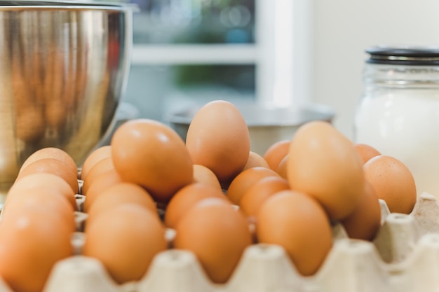 Vers kippenei met ingrediënten voor het bakken op tafel