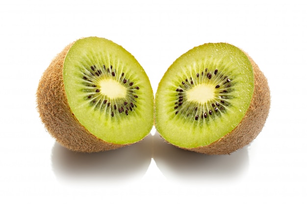 Vers kiwifruit dat op wit wordt geïsoleerd. Kiwifruit Actinidia