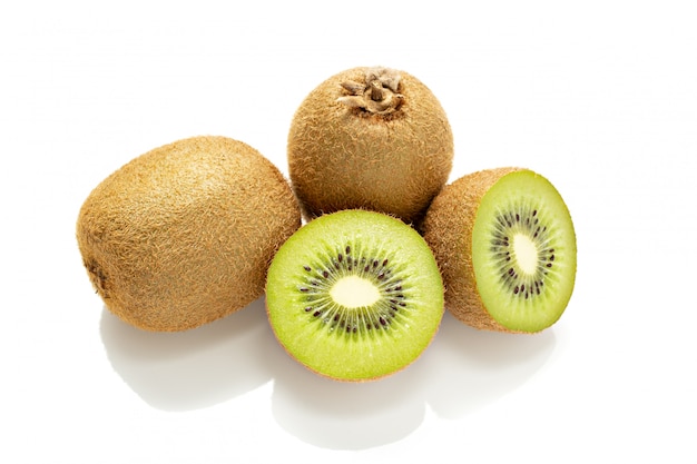 Vers kiwifruit dat op wit wordt geïsoleerd. Kiwifruit Actinidia