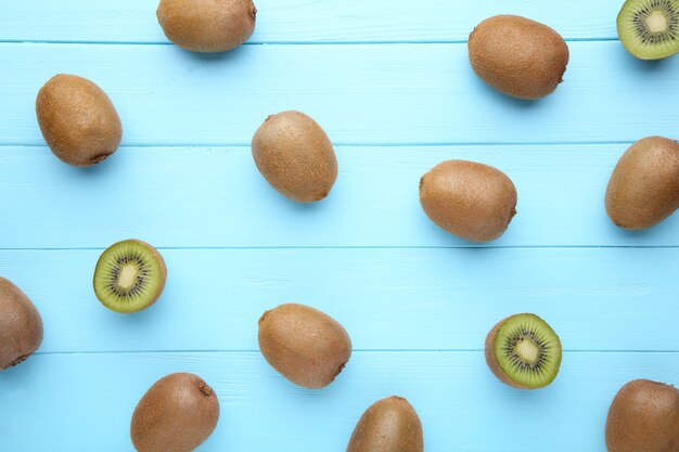 Vers kiwifruit op blauwe houten achtergrond