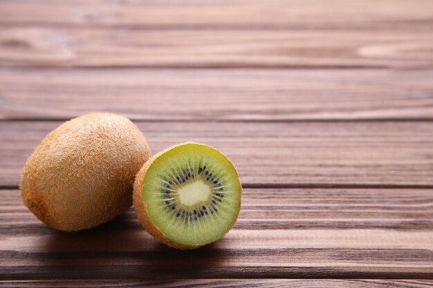 Vers kiwifruit op bruine houten achtergrond