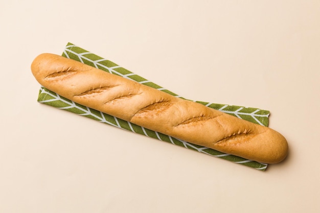 Vers knapperig Frans stokbrood op gekleurde tafel Bovenaanzicht Bakkerijproducten