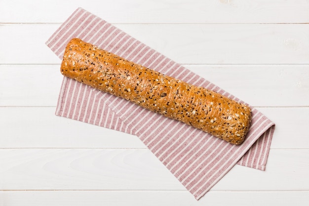 Vers knapperig Frans stokbrood op gekleurde tafel Bovenaanzicht Bakkerijproducten