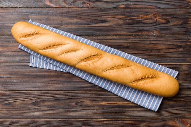 Vers knapperig Frans stokbrood op gekleurde tafel Bovenaanzicht Bakkerijproducten