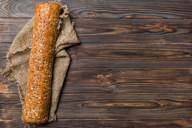 Vers knapperig Frans stokbrood op gekleurde tafel Bovenaanzicht Bakkerijproducten