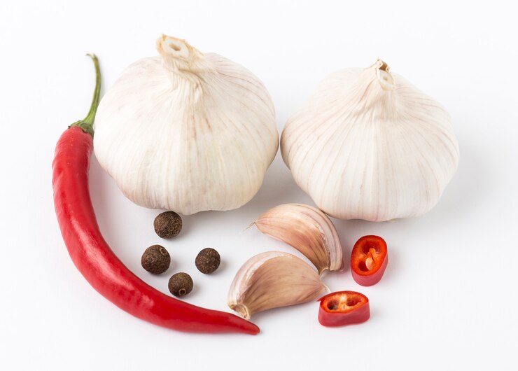 Vers knoflook dat op witte achtergrond wordt geïsoleerd