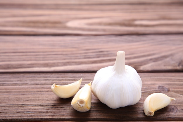 Vers knoflook op een bruine houten achtergrond