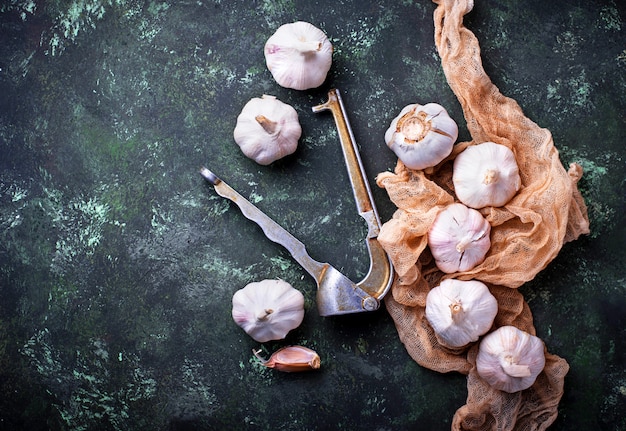 Vers knoflook op groene achtergrond