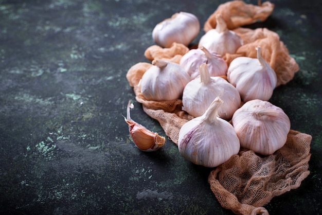 Vers knoflook op groene achtergrond