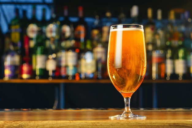 Vers koud bier in een glas op de achtergrond van de bar, close-up
