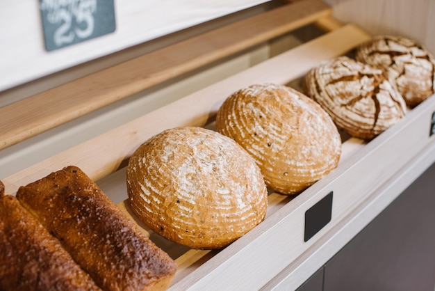 Vers krokant brood in een winkelschap of bakkerij