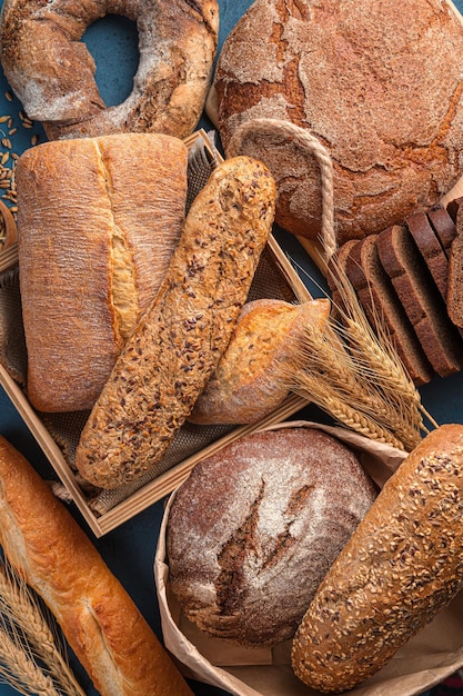 Vers, krokant brood van verschillende soorten en tarwe close-up. Bovenaanzicht. Brood fonds.