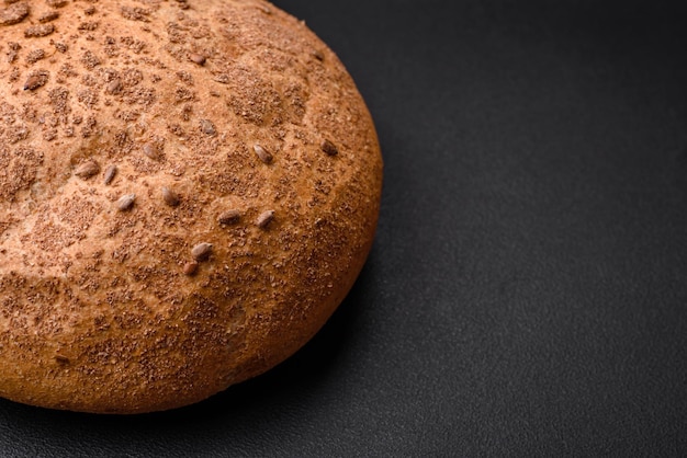 Vers krokant bruin brood met sesamzaadjes en kruiden