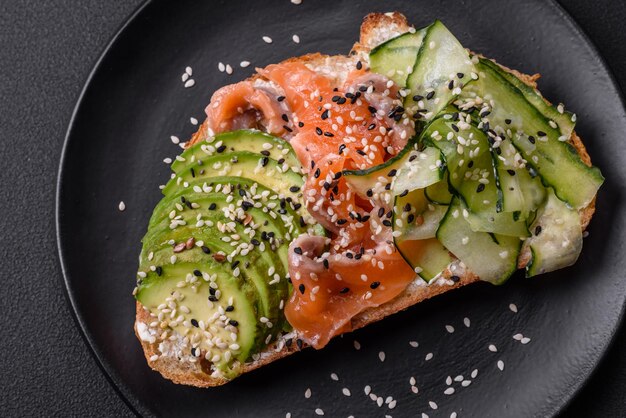 Vers lekker broodje met zalm avocado en sesam- en lijnzaad