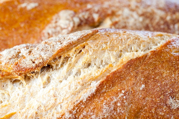 Vers lichtgekleurd brood met een heerlijk knapperig, close-up in de keuken