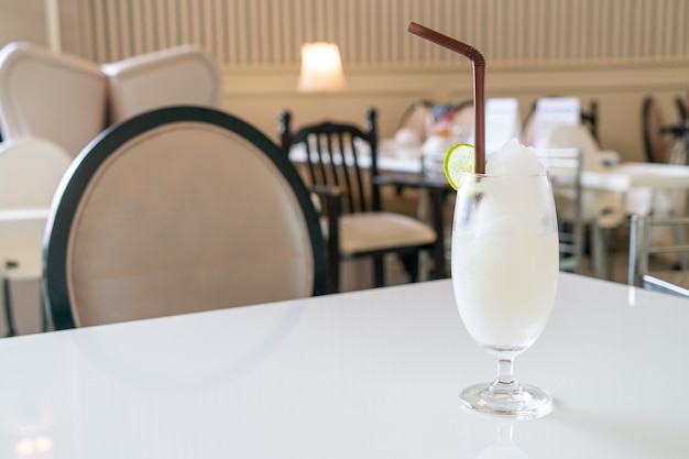 vers limoen-limoen-smoothieglas in café en restaurant