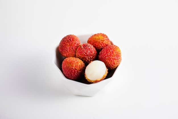 Vers lychee fruit op houten tafel