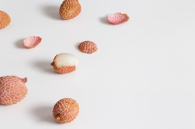 Vers Lychee-fruit op Lichttafel met zonlicht. Minimaal fruit- en zomerconcept. Bovenaanzicht