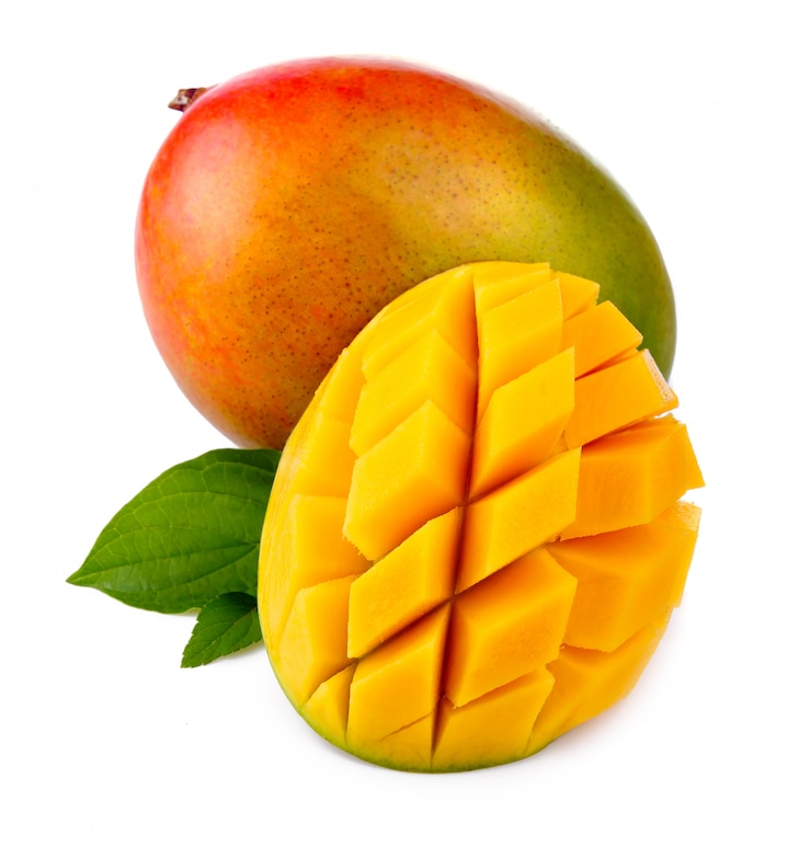 Vers mangofruit met besnoeiing en groen doorbladert geïsoleerd