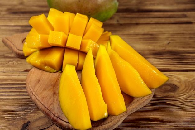 Vers mangofruit op houten tafel