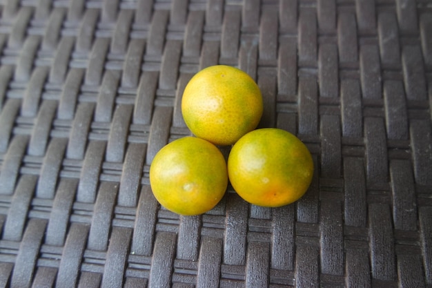 vers mini sinaasappel fruit in de achtertuin tuin in de zomer tijd dag