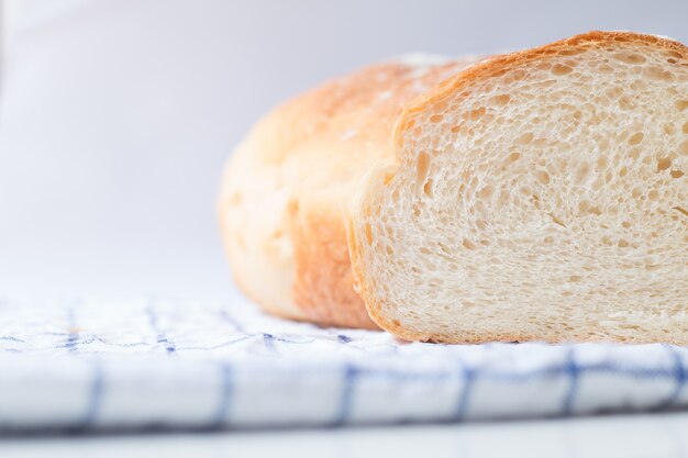 Vers naar huis gemaakt brood op witte lijstachtergrond met servet