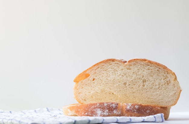 Vers naar huis gemaakt brood op witte lijstachtergrond met servet.